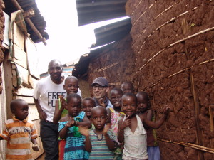 David, Kids und ich unterwegs in der Community in Kampala.