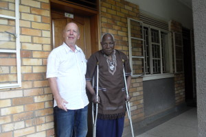 20 Jahre gemeinsame Sozialarbeit und globale Solidarität in Uganda: Msgr. Kimbowa und Walter Franken. 