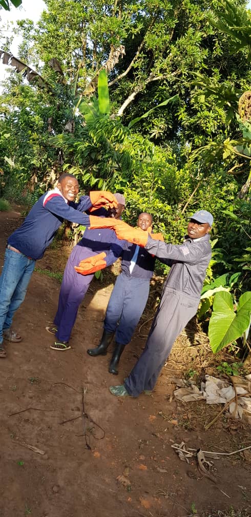 Die Rosy Future Farm in Mitiyana liebt Biogemüse. Daneben werden Mais und Zuckerrohr mit Methoden der Permakultur angebaut. Die Ernte wird an Frauengruppen in Kampala zum Selbstkostenpreis verkauft. Bio Zuckerrohr wird an Saftkiosks in Kampalaslums geliefert.